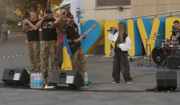 Дівчинка з Рівного співає з оркестром