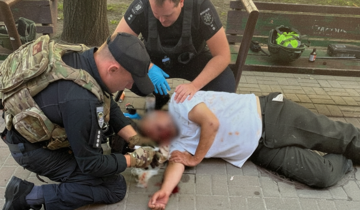 Поліцейські рятували чоловіка від спеки