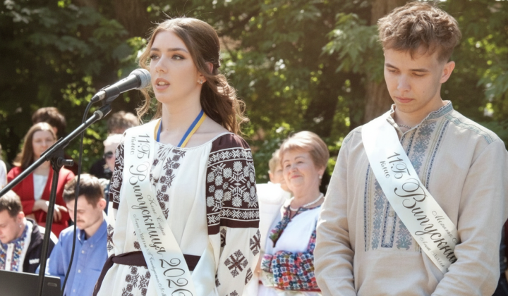 Девушка с дипломом волнуется