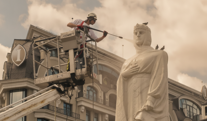 Kyiv monuments without protection after shelling