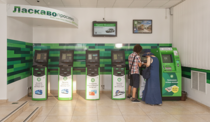 Платіжний термінал і готівка