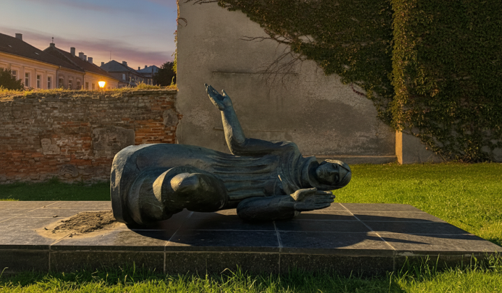 Unknown person destroying memorial to occupation victims