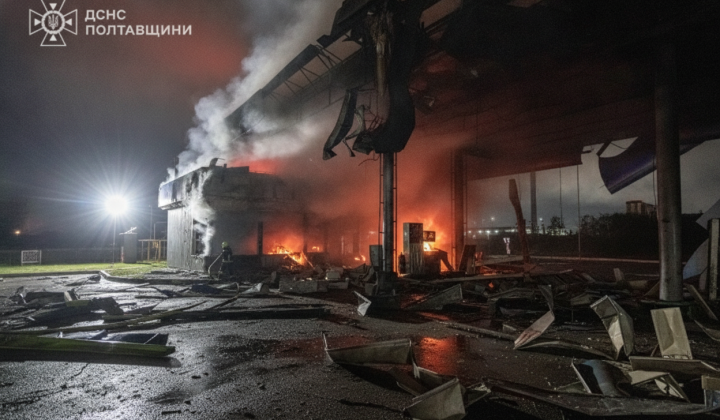 Аварія на АЗС вночі: поранена людина
