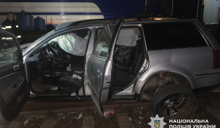 Train collided with car due to ignoring traffic lights