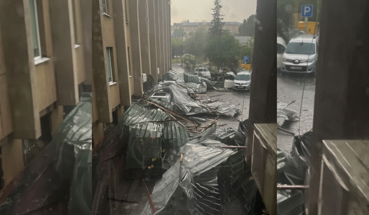 Негода снесла крышу административного здания во Львове