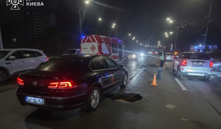 Рятувальники деблокують водія авто після ДТП