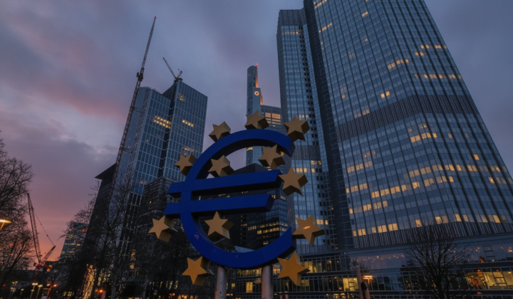 Логотип Euroclear на фоне здания в Брюсселе