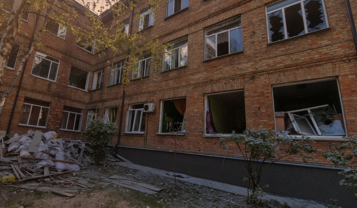 Поврежденные школы и детские сады ночью