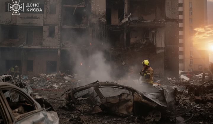 Трійка людей під завалами в Києві