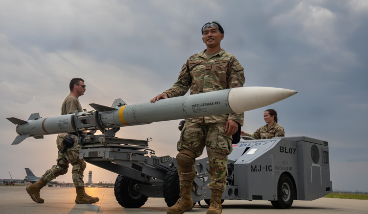 ракеты Patriot на фоне американского и европейского флагов