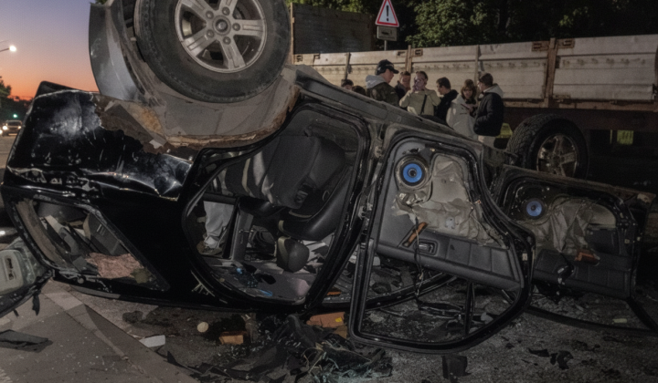 Толпа перевернула автомобиль из-за мобилизации