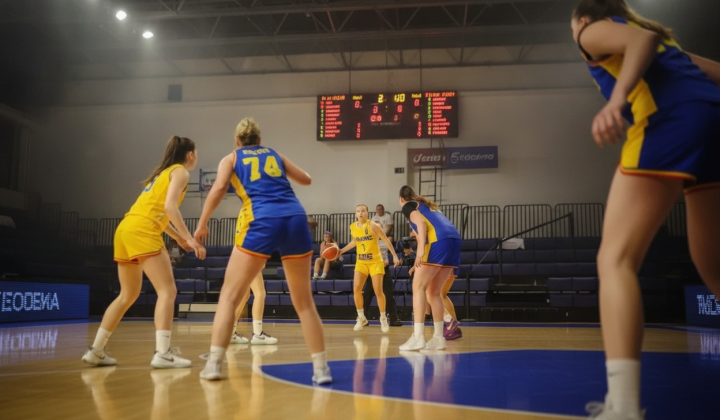 Українські баскетболістки U-20 забивають гол у матчі проти Румунії
