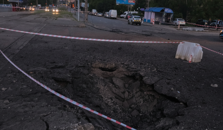 Ракета зі шрапнеллю вдарила по Києву: 12 постраждалих, серед них діти
