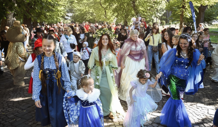 Photo of a large Preschool Festival with thousands of children