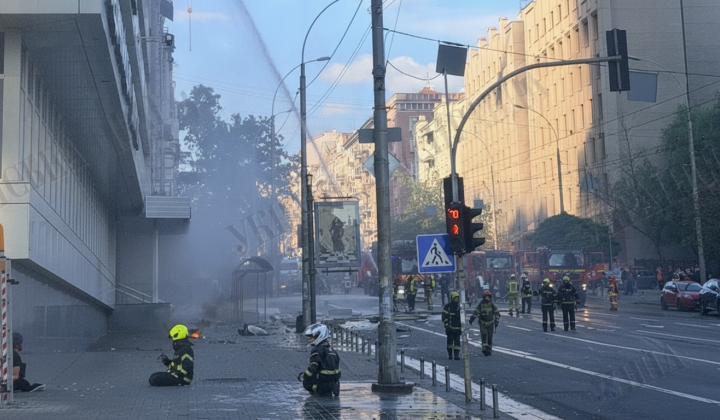 Building of Dobrobut medical center on fire