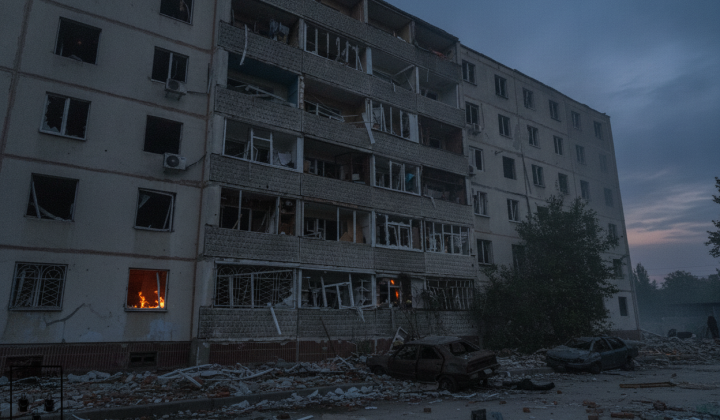Поврежденные здания после ракетных атак