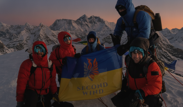 Два ветерана з ампутаціями на вершині Mera Peak