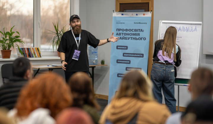 Группа студентов готовится к урокам