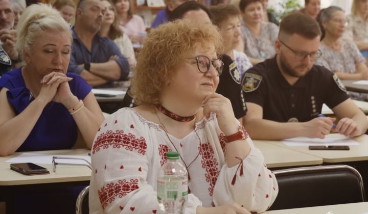 Люди пишут диктант в Украине