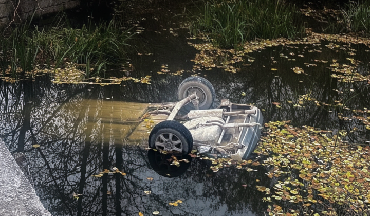 Автомобіль в річці з тілами