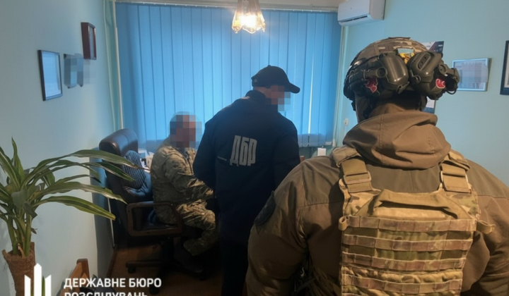 Інструктор ТЦК навчає бійців медичній допомозі