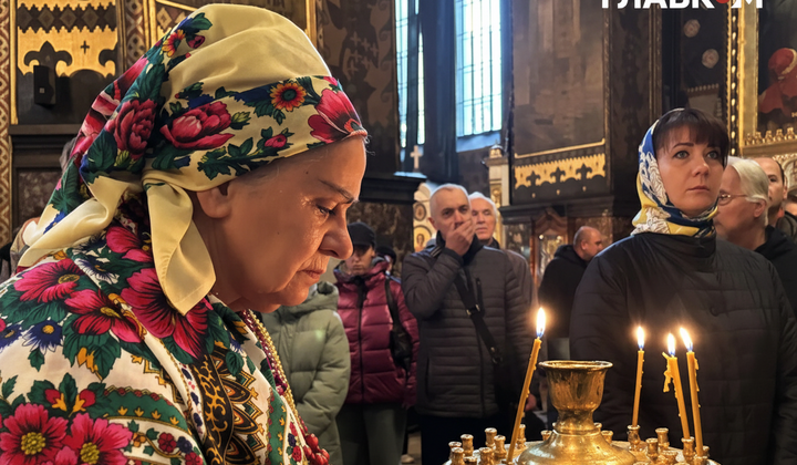 Свеча на иконе в храме