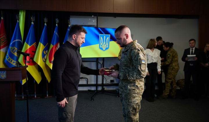 Зеленський нагороджує героїв-прикордонників Херсона
