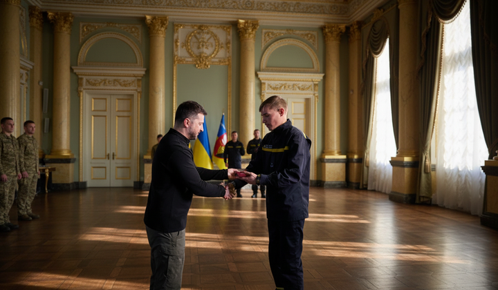 Зеленський нагородив рятувальників Херсона держнагородами