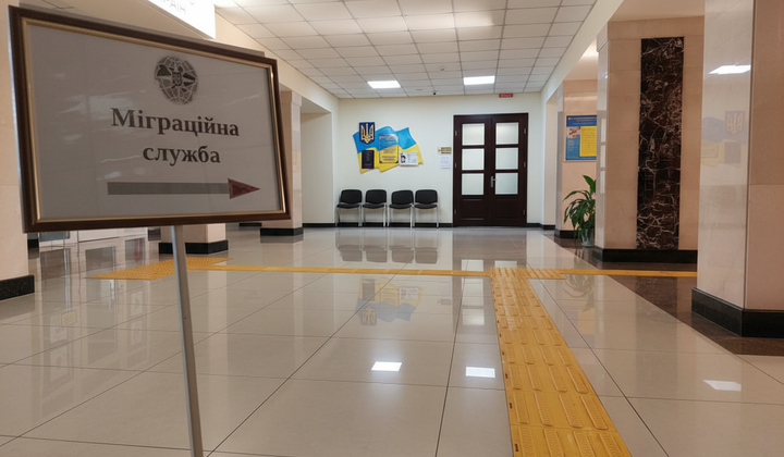 Людина з візуальним обмеженням використовує спеціальні пристрої