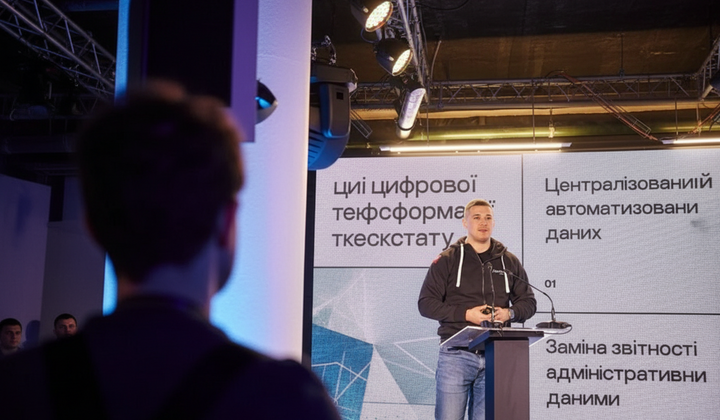 Люди в офісі співпрацюють за столом