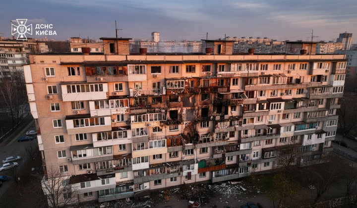 Удар по Киеву: 4 погибших и спасательная операция на месте разрушенной российским дроном 9-этажки