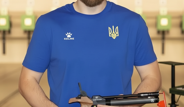 Павло Коростильов на п'єдесталі з медаллю