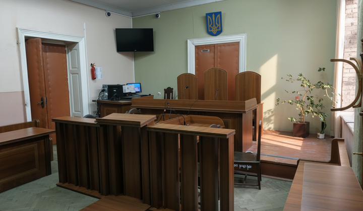Жінка з суддям на тлі російського прапору