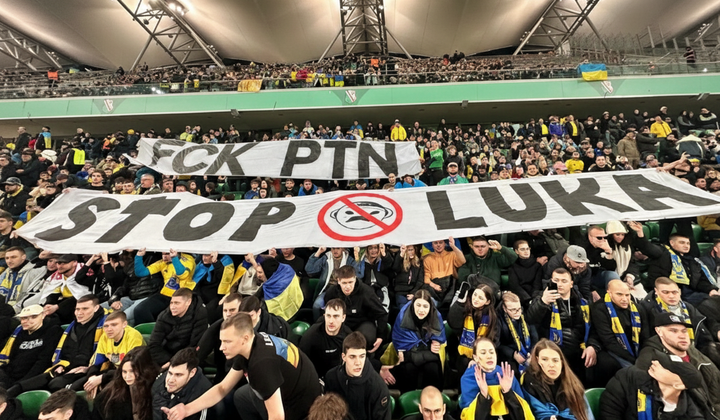 Украинские футбольные фанаты протестуют против Путина и Лукашенко