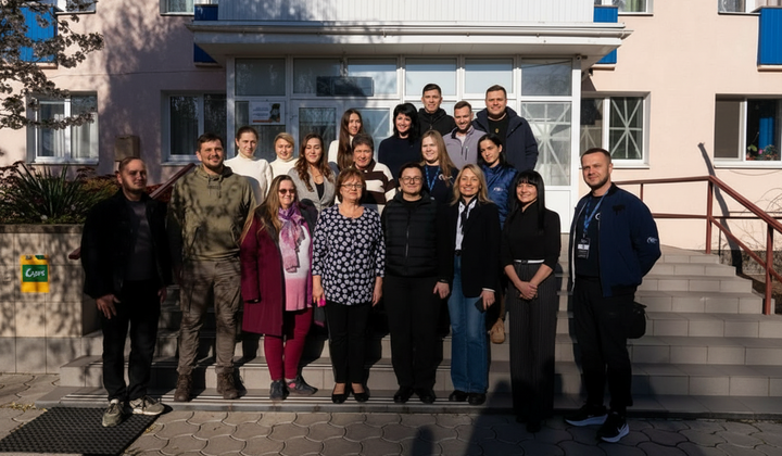 Девушка играет с собакой в парке