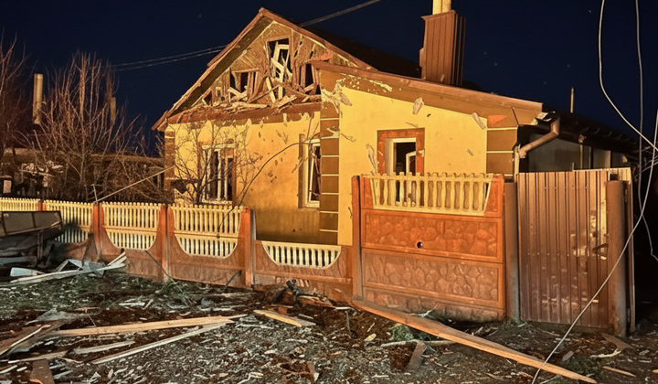 Жіноча обгороджена з російською зброєю
