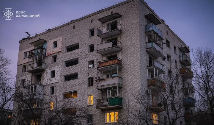 Рятувальники ліквідують наслідки ракетної атаки