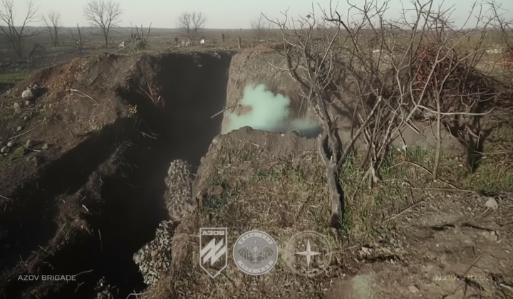 Українські розвідники ведуть бійку в окопах
