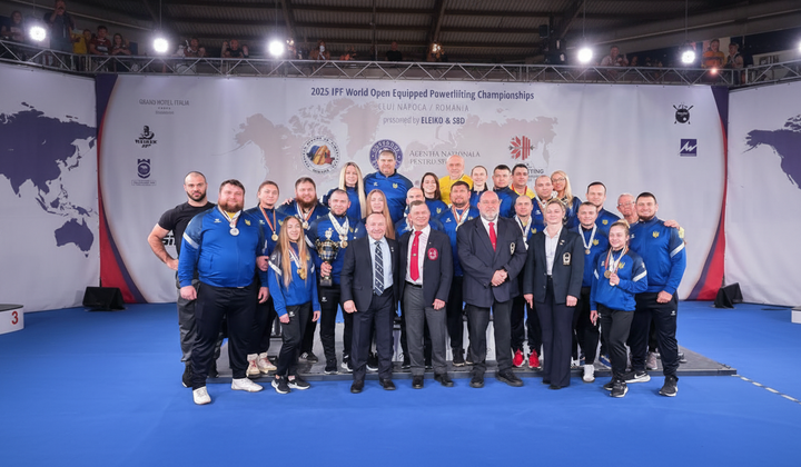 Сборная Украины празднует победу в пауэрлифтинге
