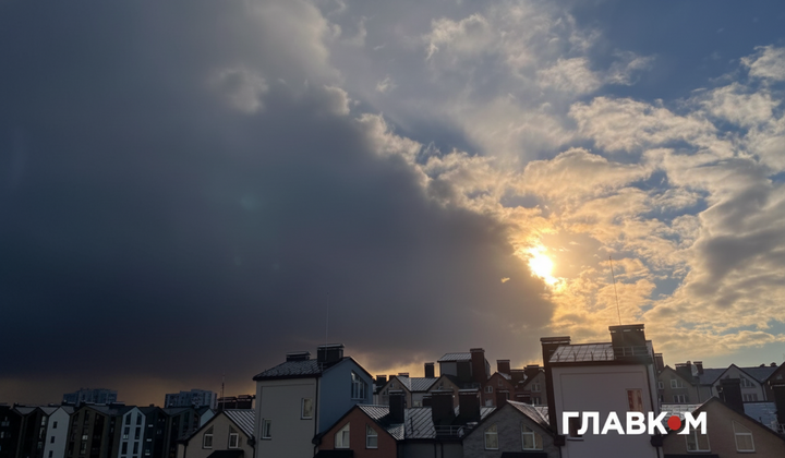 Облачно с прояснениями, местами дождь