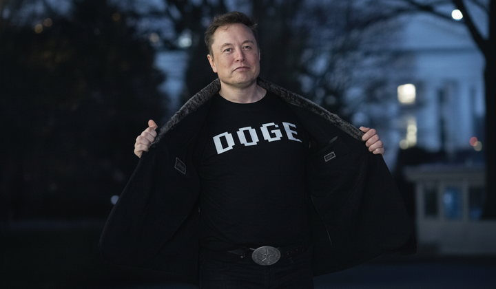 Прапор США та логотип SpaceX
