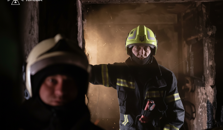Рятувальники шукають людей під завалами