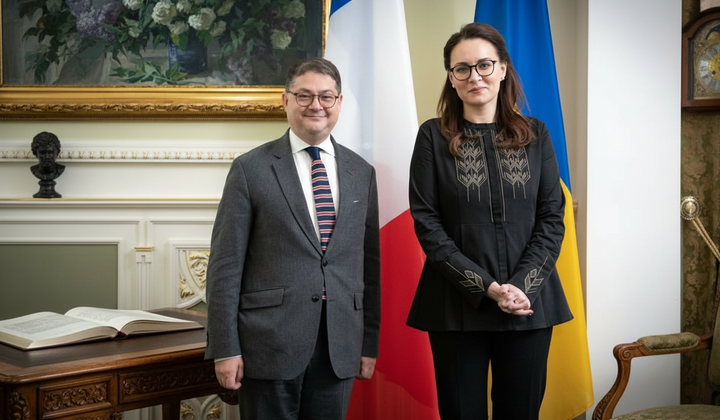 Логотипы Украины и Франции на фоне договора