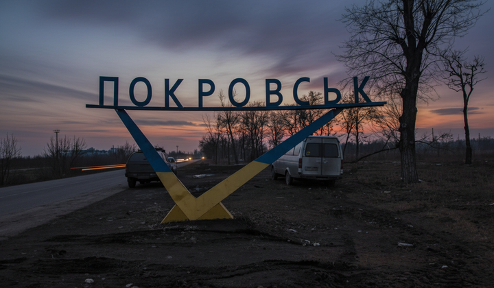 Російські окупанти біля вокзалу у Покровську