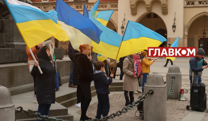 Українські біженці перетинають кордон у Польщі