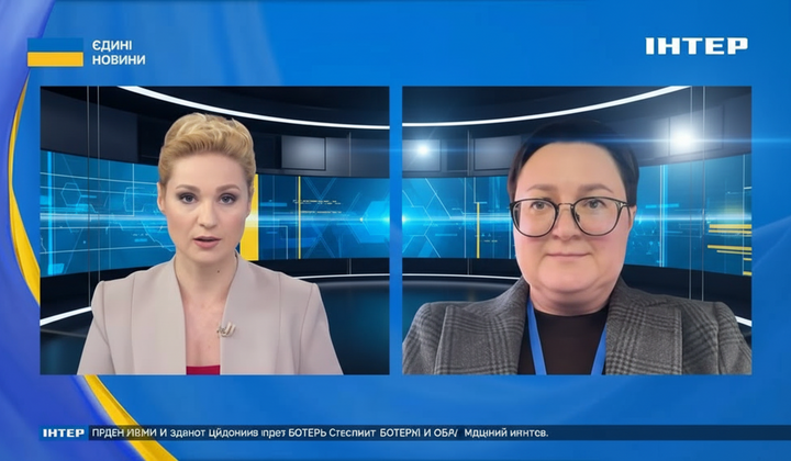 Группа людей разговаривает на фоне денежных купюр