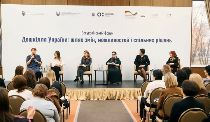 Дитина грає в яслах та садку