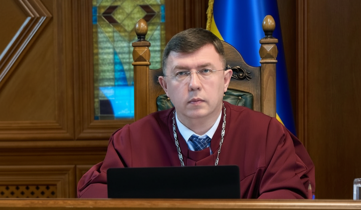 Суддя думає за столом на засіданні