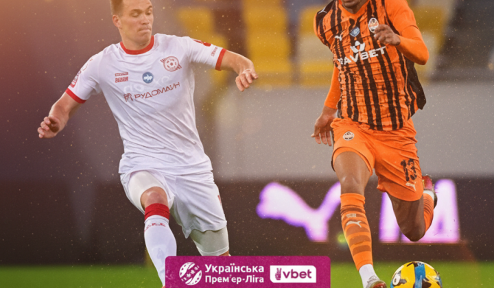 Гравець ФК Шахтар ударяє по м'ячу