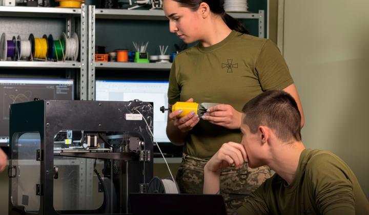 Курсанти друкують деталі для дронів